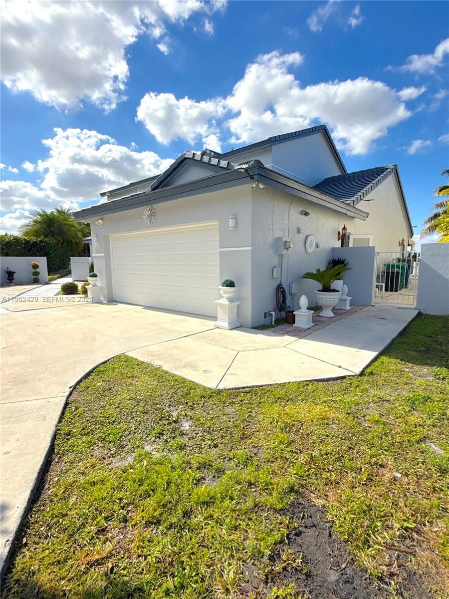 Real estate property located at 19230 87th Pl, Miami-dade, Lakes On The Green - Sec, Hialeah, FL