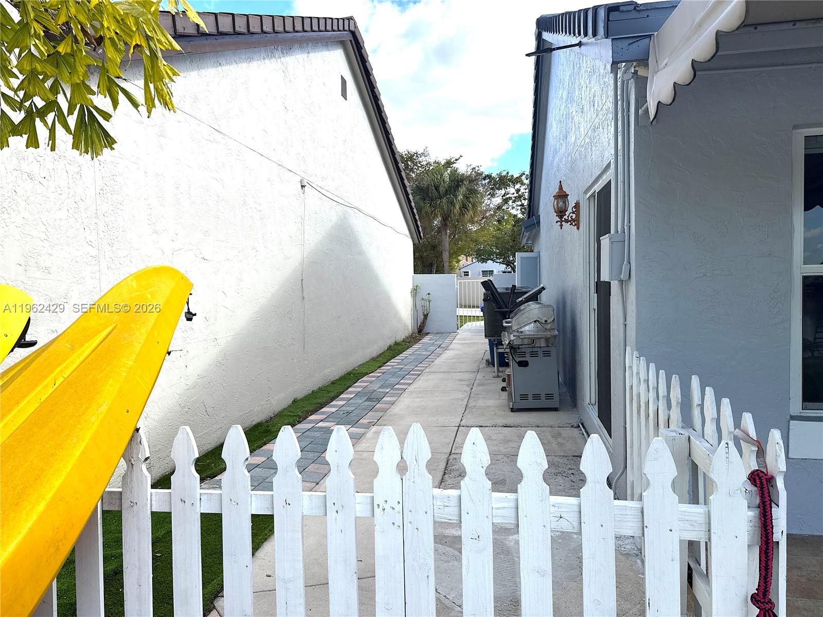 Real estate property located at 19230 87th Pl, Miami-dade, Lakes On The Green - Sec, Hialeah, FL