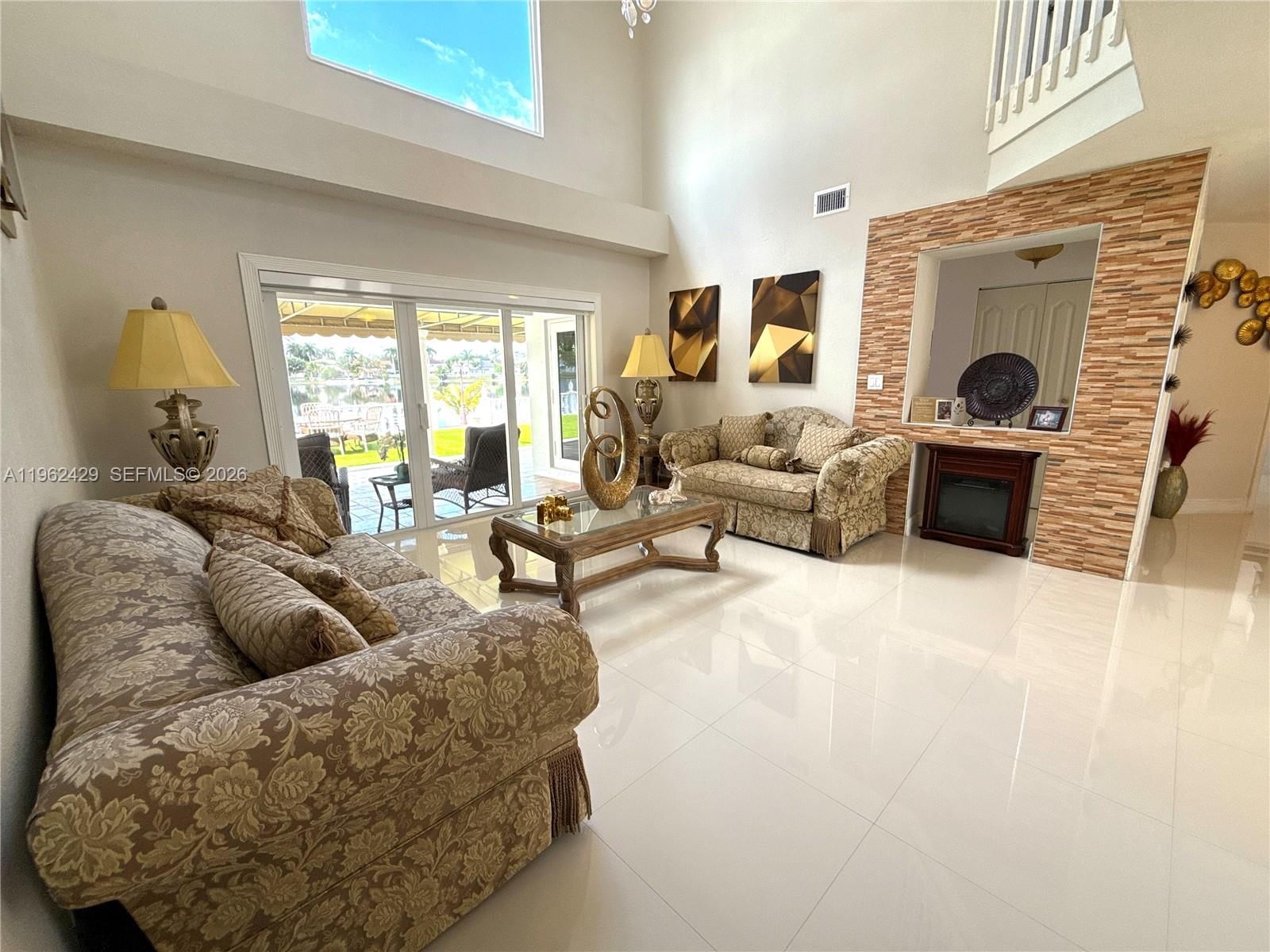 Real estate property located at 19230 87th Pl, Miami-dade, Lakes On The Green - Sec, Hialeah, FL
