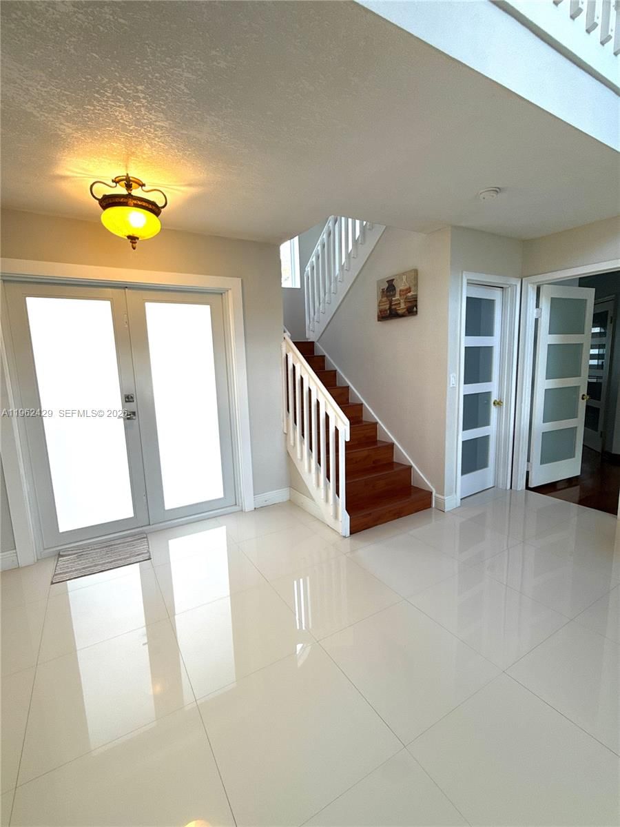 Real estate property located at 19230 87th Pl, Miami-dade, Lakes On The Green - Sec, Hialeah, FL
