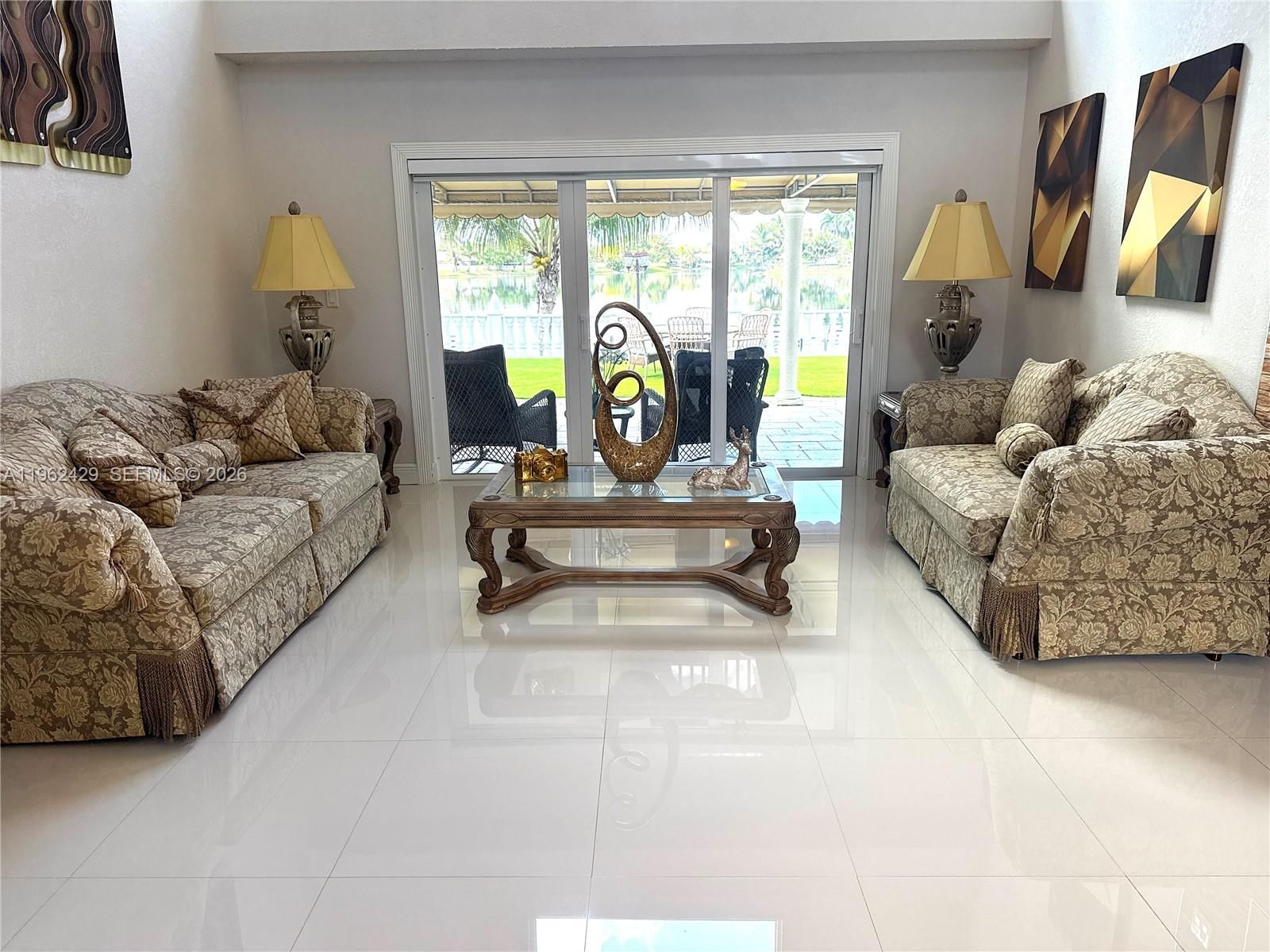 Real estate property located at 19230 87th Pl, Miami-dade, Lakes On The Green - Sec, Hialeah, FL