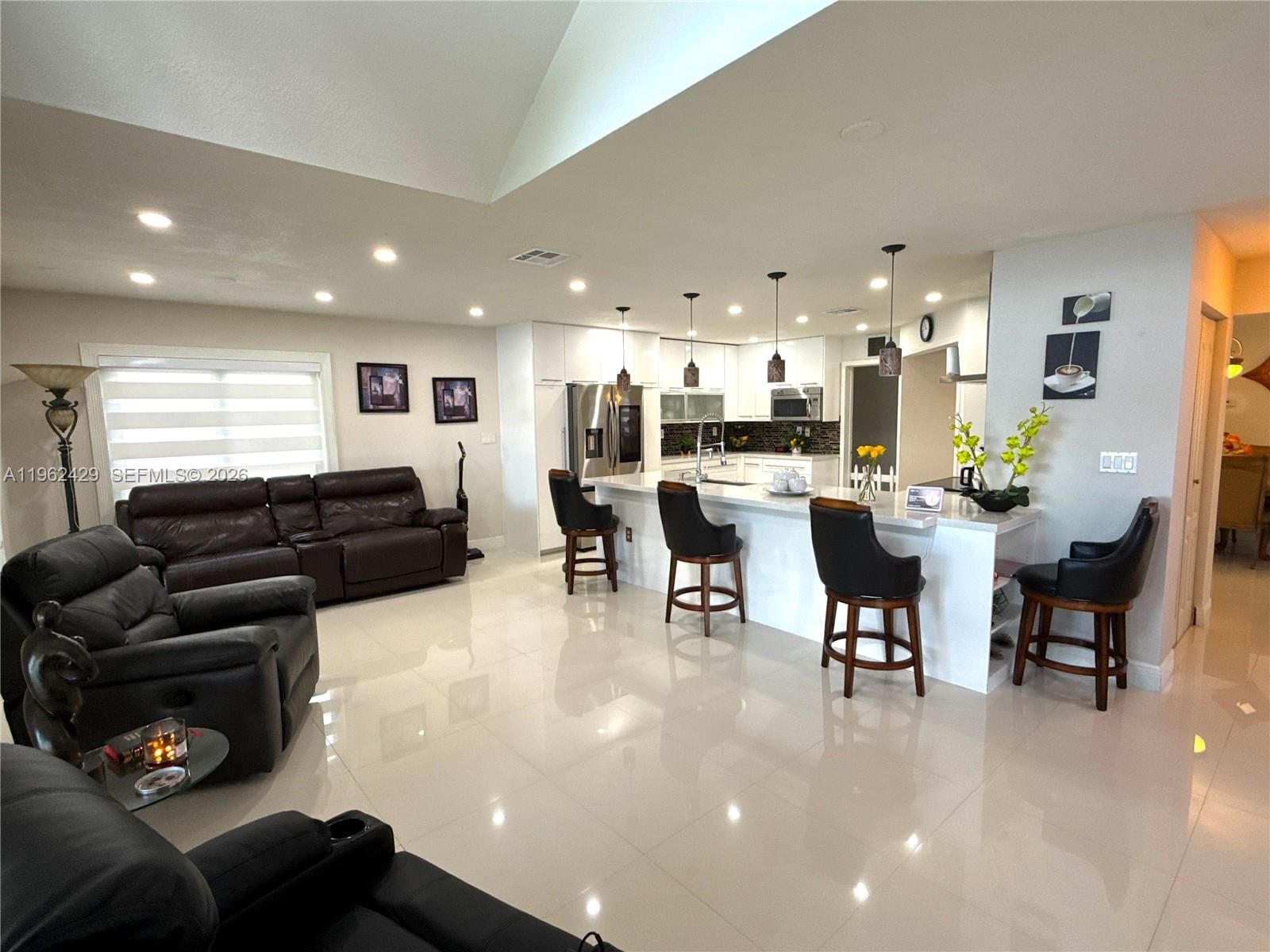 Real estate property located at 19230 87th Pl, Miami-dade, Lakes On The Green - Sec, Hialeah, FL
