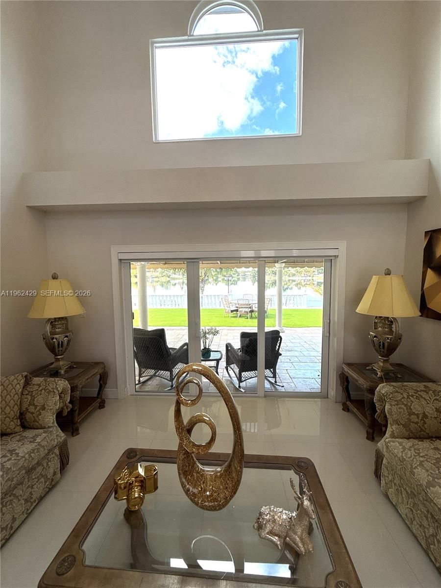 Real estate property located at 19230 87th Pl, Miami-dade, Lakes On The Green - Sec, Hialeah, FL
