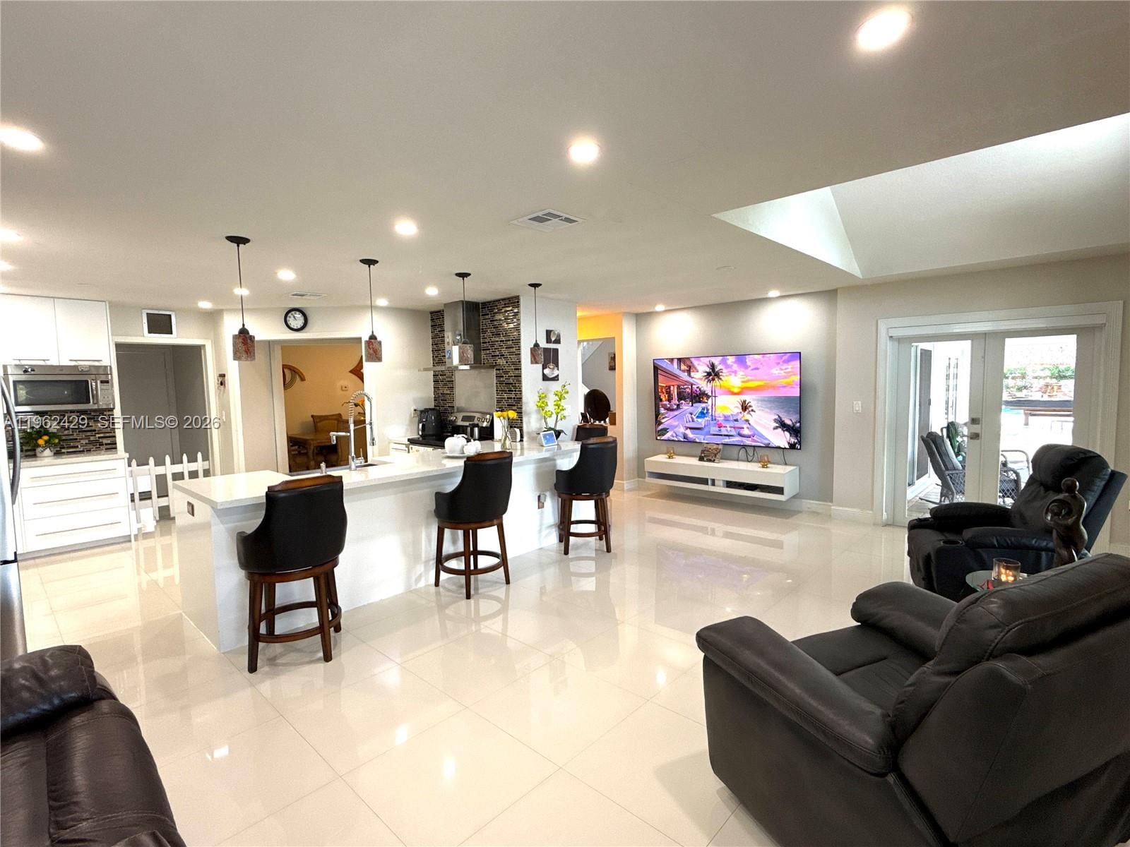 Real estate property located at 19230 87th Pl, Miami-dade, Lakes On The Green - Sec, Hialeah, FL