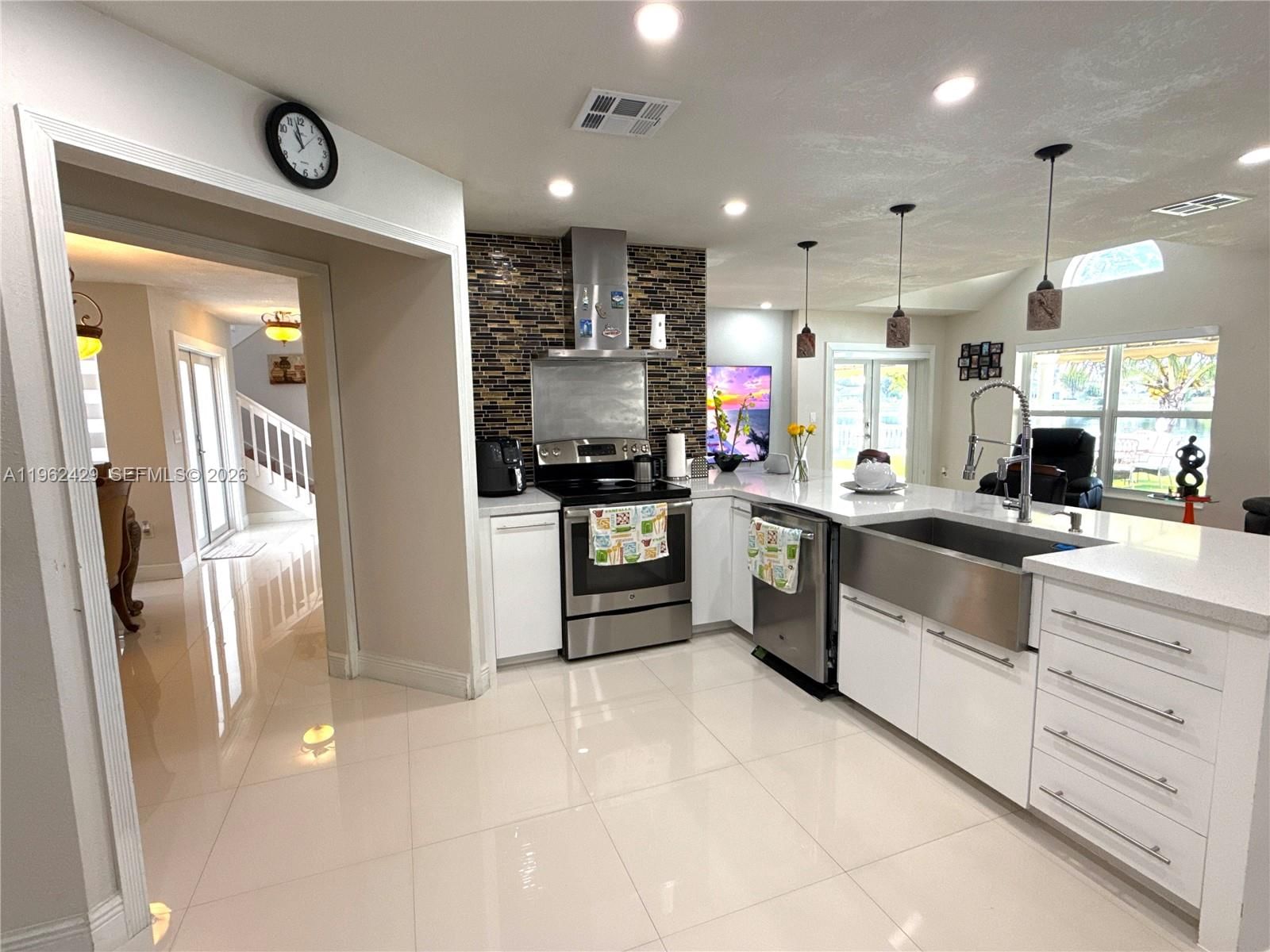Real estate property located at 19230 87th Pl, Miami-dade, Lakes On The Green - Sec, Hialeah, FL