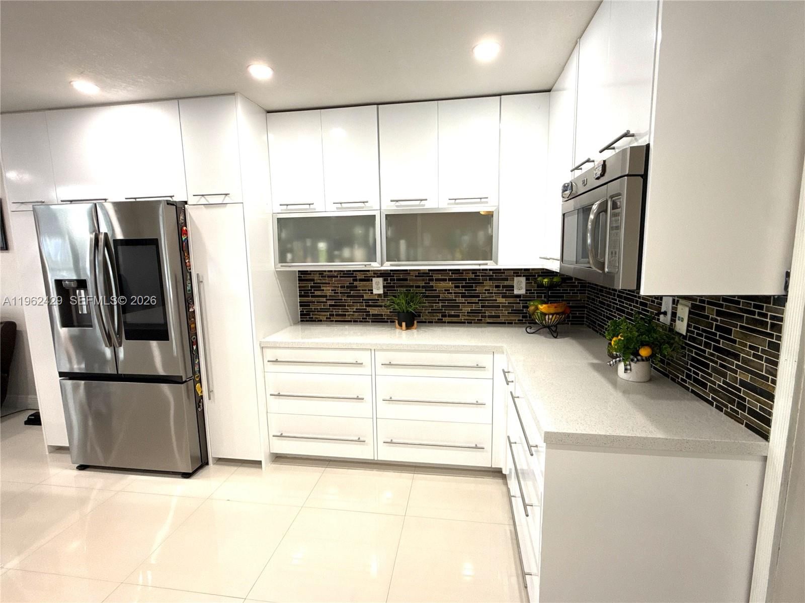 Real estate property located at 19230 87th Pl, Miami-dade, Lakes On The Green - Sec, Hialeah, FL