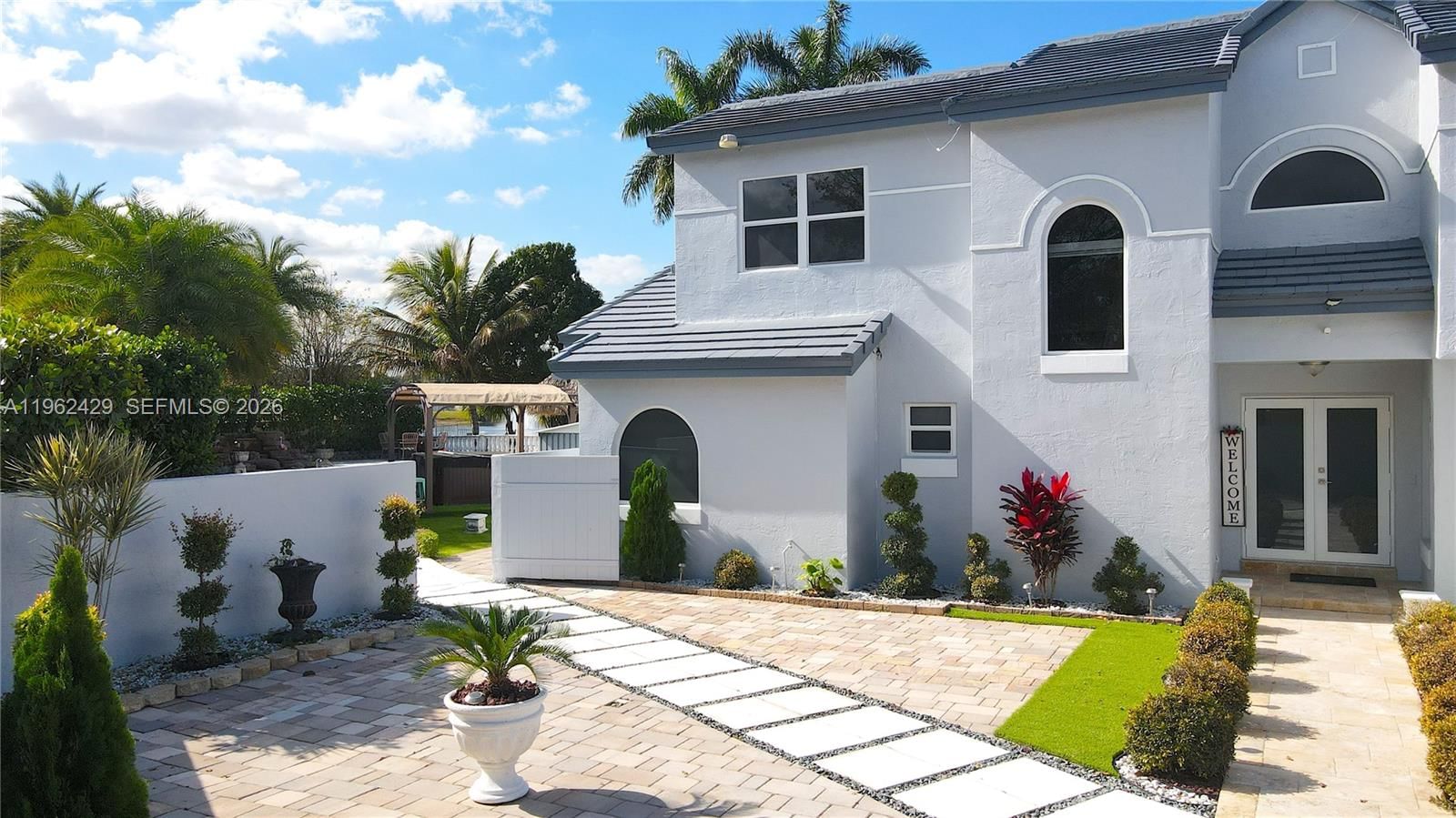Real estate property located at 19230 87th Pl, Miami-dade, Lakes On The Green - Sec, Hialeah, FL