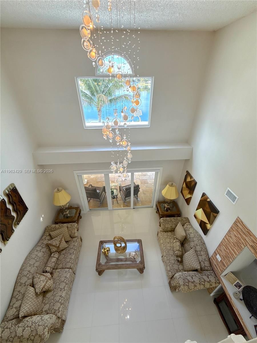 Real estate property located at 19230 87th Pl, Miami-dade, Lakes On The Green - Sec, Hialeah, FL