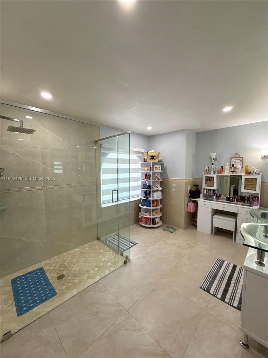 Real estate property located at 19230 87th Pl, Miami-dade, Lakes On The Green - Sec, Hialeah, FL