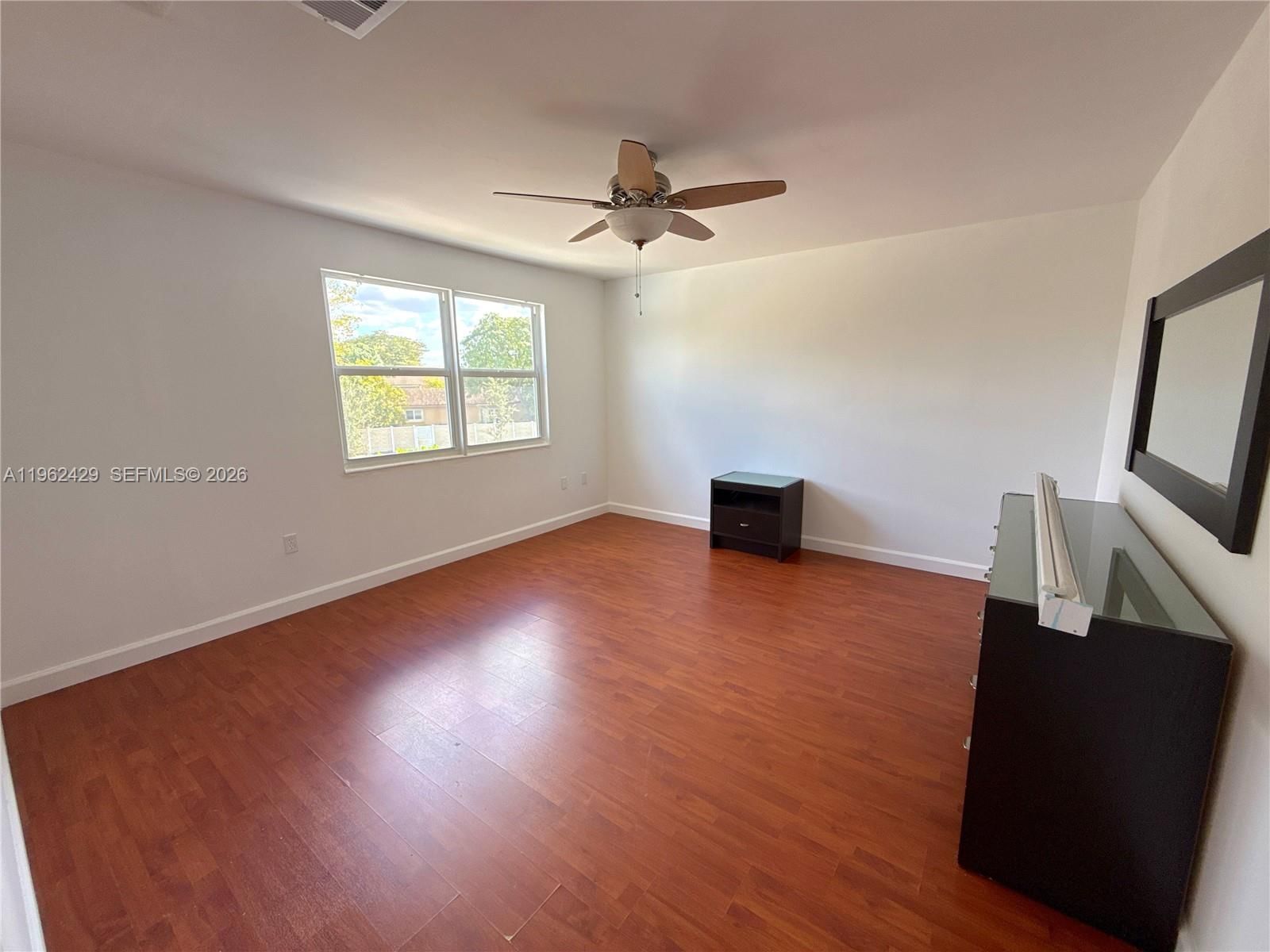 Real estate property located at 19230 87th Pl, Miami-dade, Lakes On The Green - Sec, Hialeah, FL