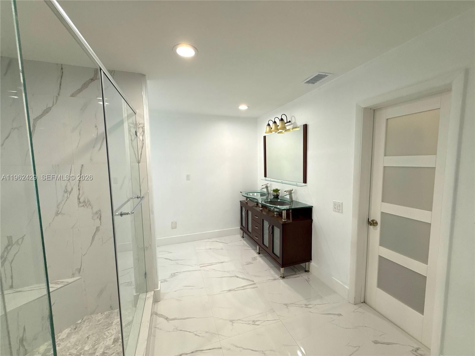 Real estate property located at 19230 87th Pl, Miami-dade, Lakes On The Green - Sec, Hialeah, FL