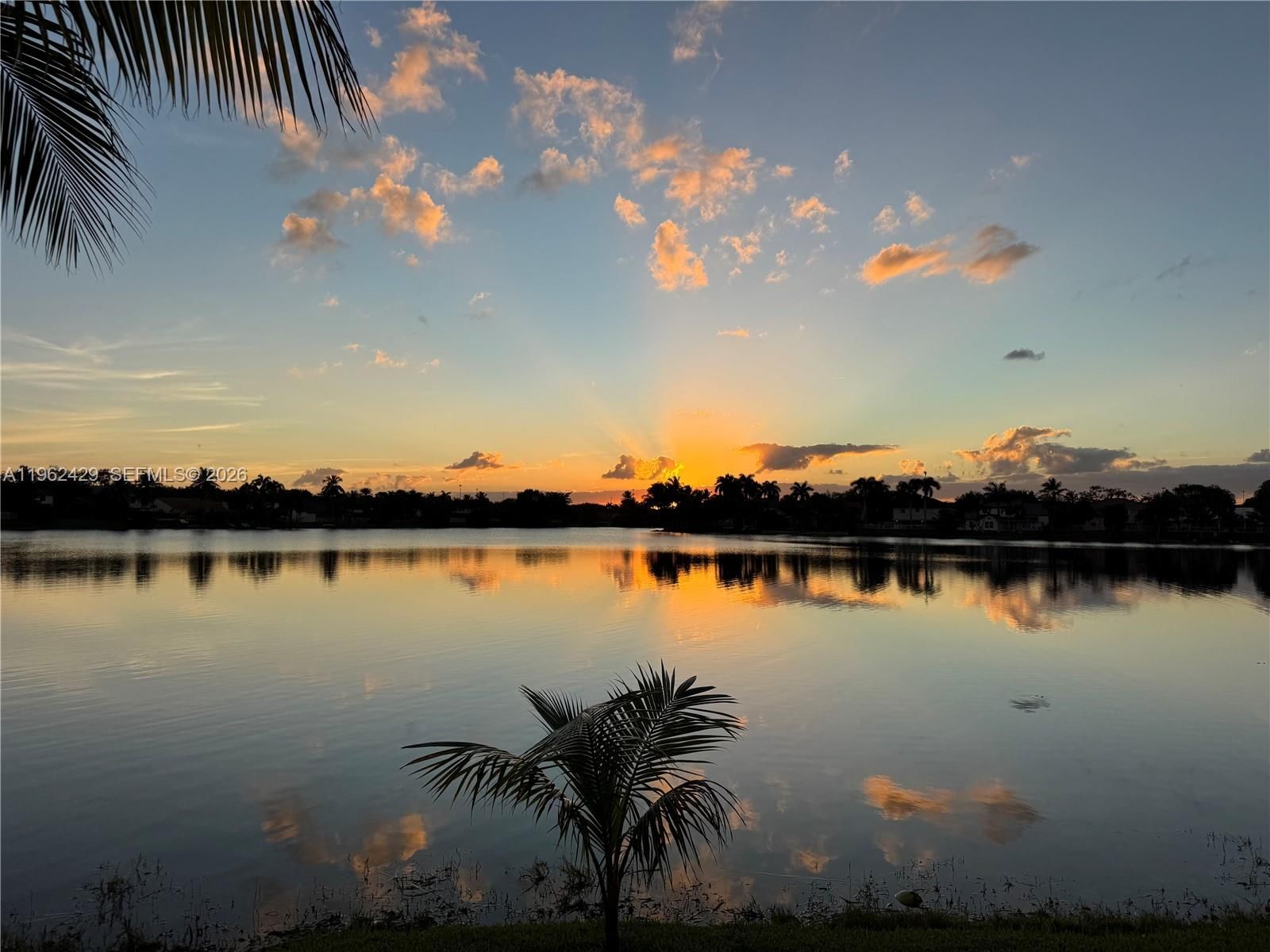 Real estate property located at 19230 87th Pl, Miami-dade, Lakes On The Green - Sec, Hialeah, FL