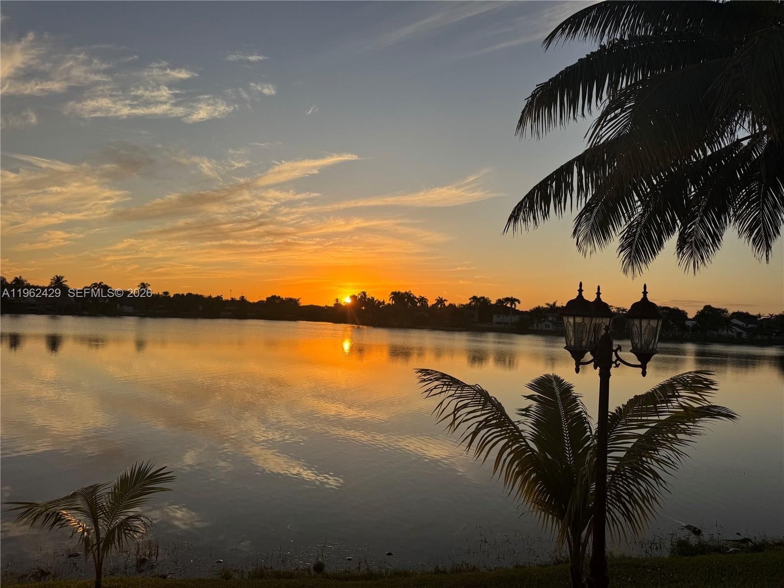 Real estate property located at 19230 87th Pl, Miami-dade, Lakes On The Green - Sec, Hialeah, FL