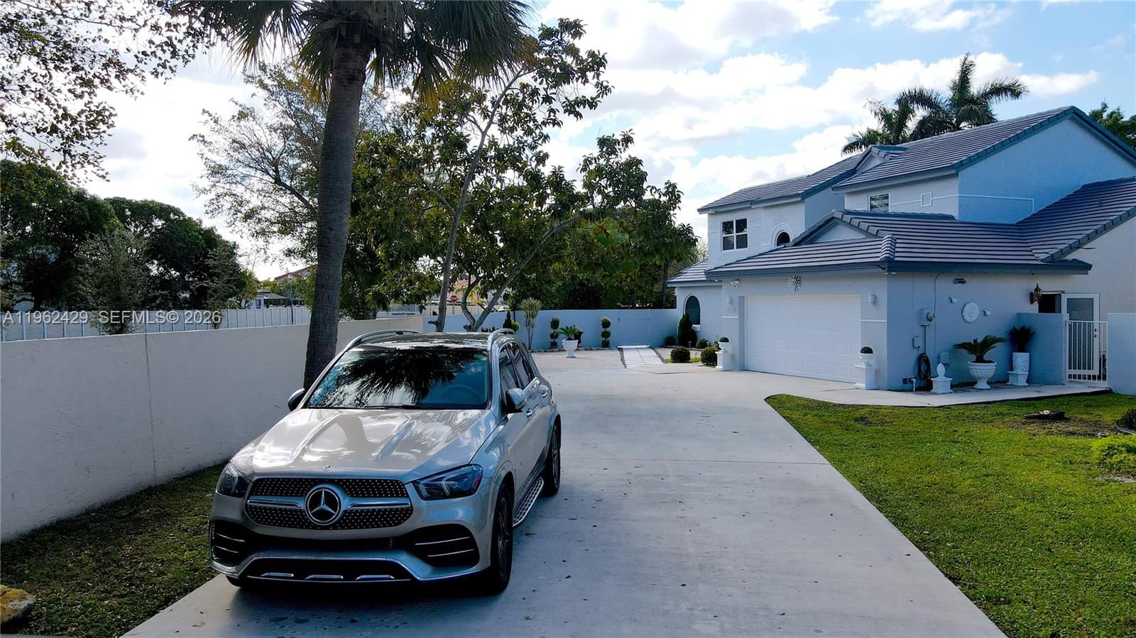 Real estate property located at 19230 87th Pl, Miami-dade, Lakes On The Green - Sec, Hialeah, FL