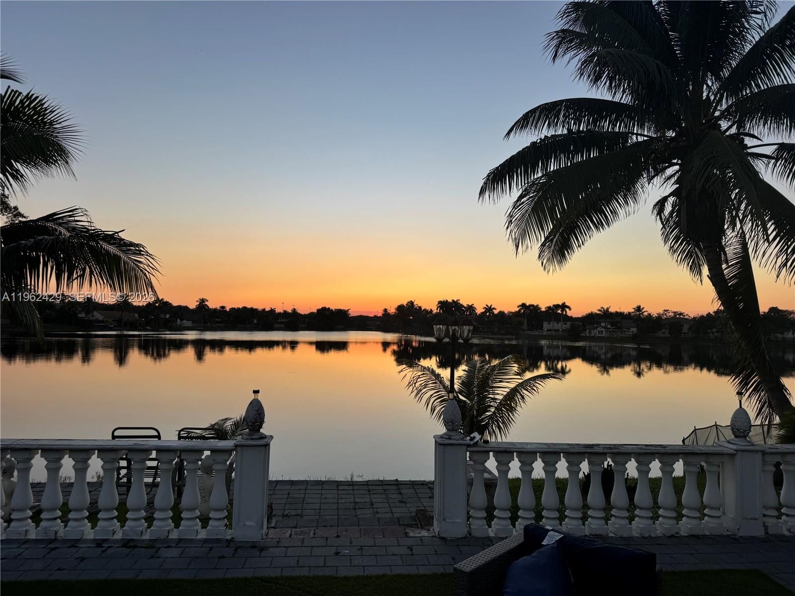 Real estate property located at 19230 87th Pl, Miami-dade, Lakes On The Green - Sec, Hialeah, FL
