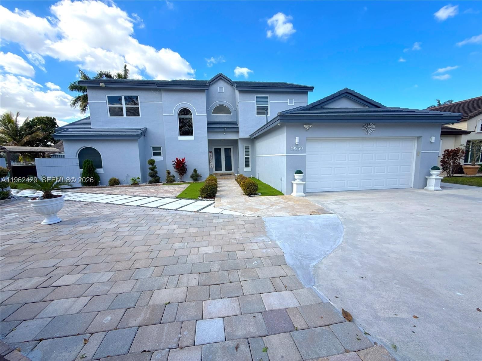 Real estate property located at 19230 87th Pl, Miami-dade, Lakes On The Green - Sec, Hialeah, FL