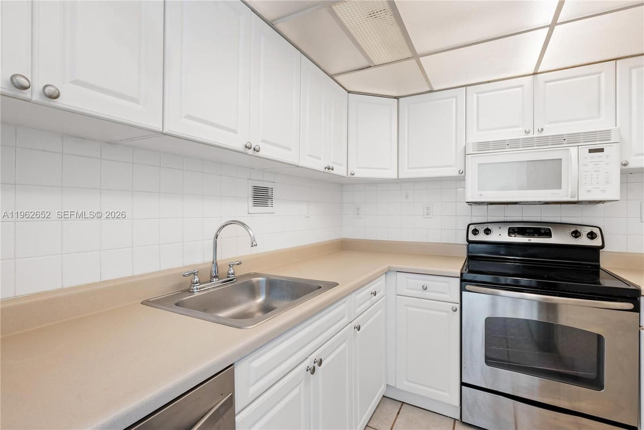 Real estate property located at 1200 West Ave PH08, Miami-dade, Mirador 1200 Condo, Miami Beach, FL