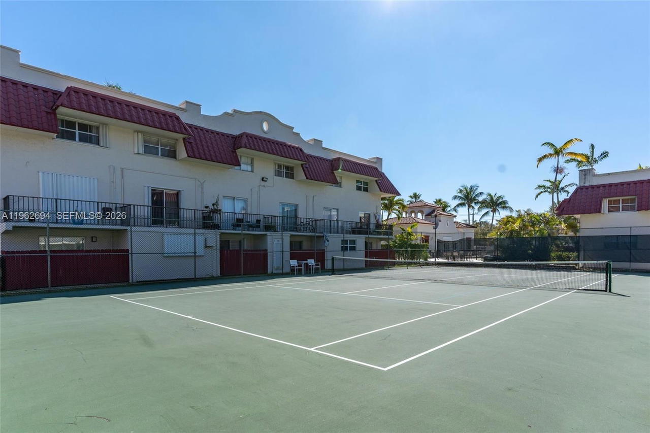 Real estate property located at 6705 Kendall Dr #306, Miami-dade, Villas Of Pinecrest Condo, Pinecrest, FL