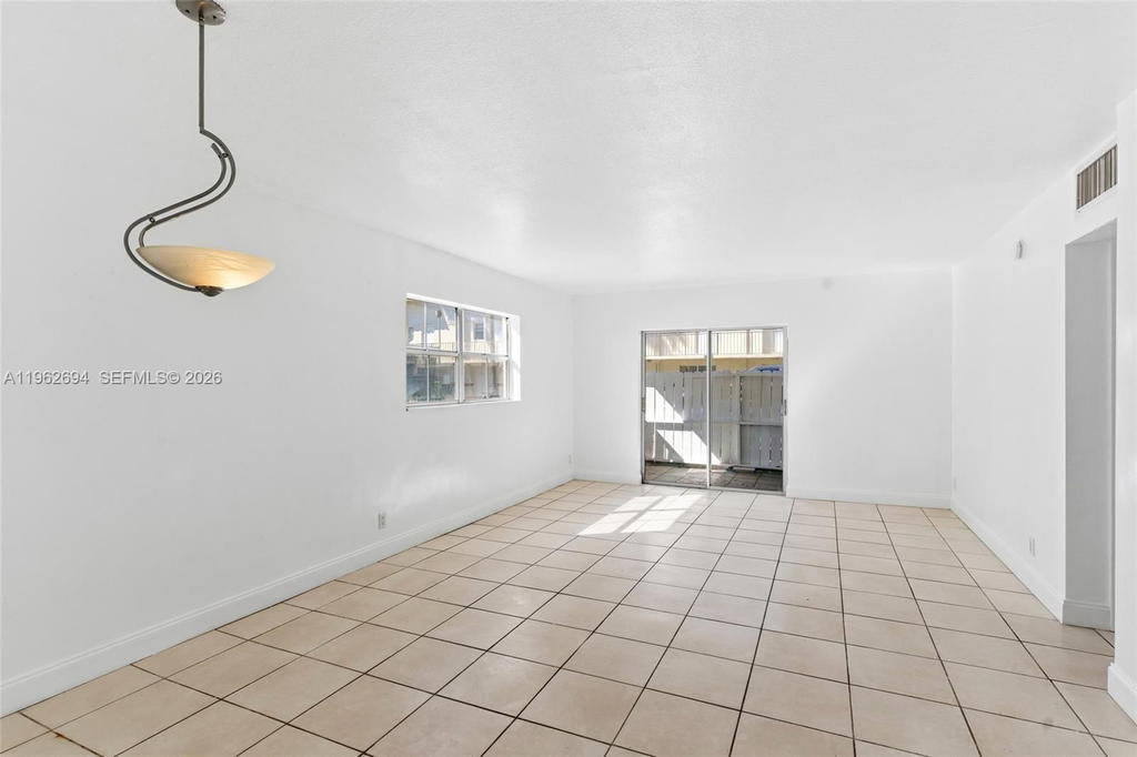 Real estate property located at 6705 Kendall Dr #306, Miami-dade, Villas Of Pinecrest Condo, Pinecrest, FL