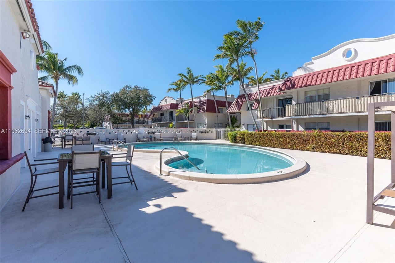 Real estate property located at 6705 Kendall Dr #306, Miami-dade, Villas Of Pinecrest Condo, Pinecrest, FL