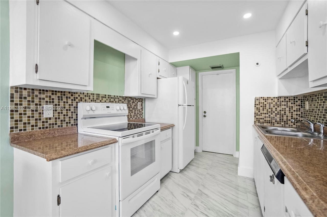 Real estate property located at 100 Golden Isles Dr #808, Broward, Lake Point Tower Condomin, Hallandale Beach, FL