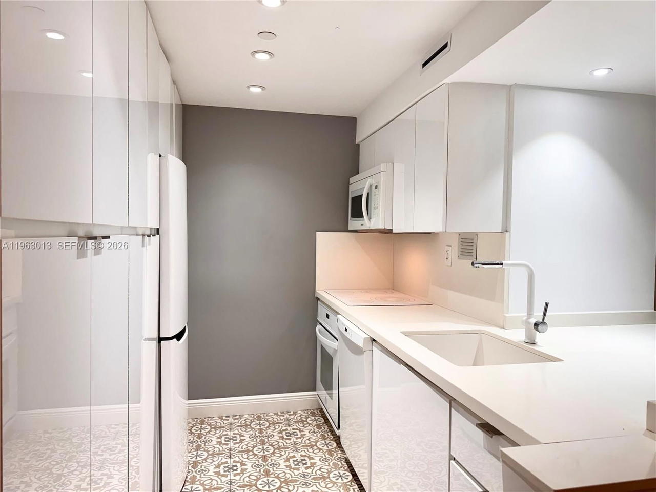 Real estate property located at 1200 West Ave #1418, Miami-dade, Mirador 1200 Condo, Miami Beach, FL