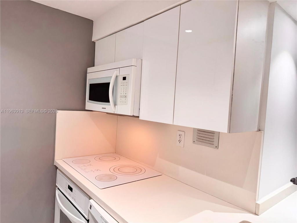 Real estate property located at 1200 West Ave #1418, Miami-dade, Mirador 1200 Condo, Miami Beach, FL