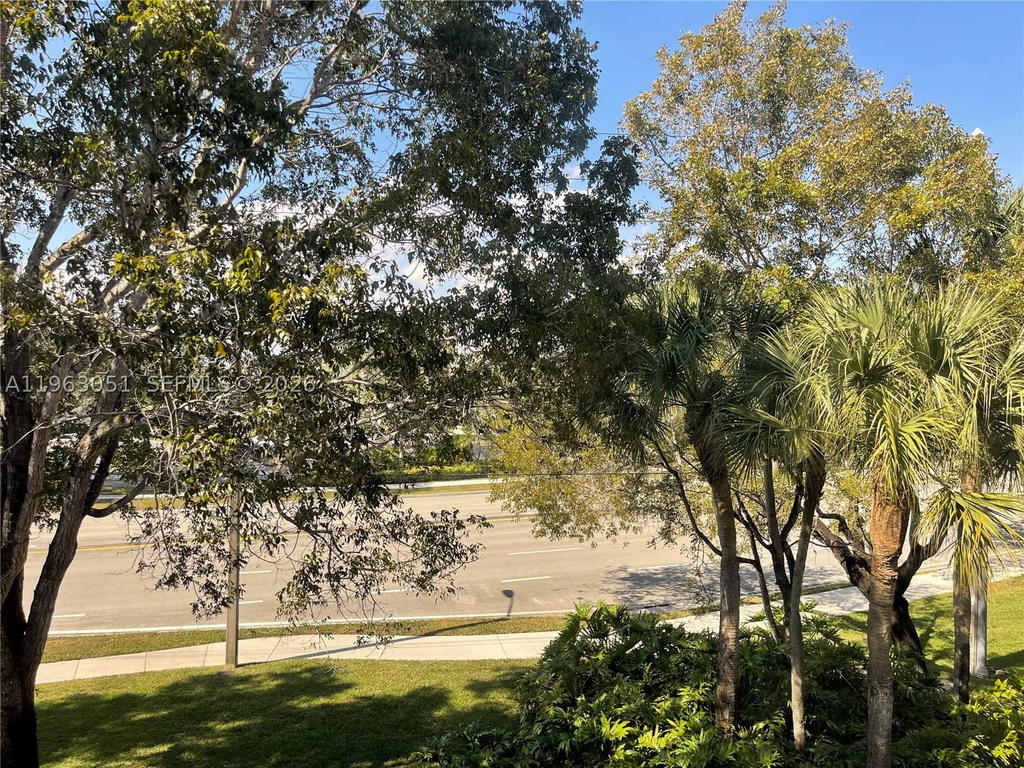 Real estate property located at 16475 Golf Club Rd #309, Broward, Bldg 9 Of Country Club Ap, Weston, FL