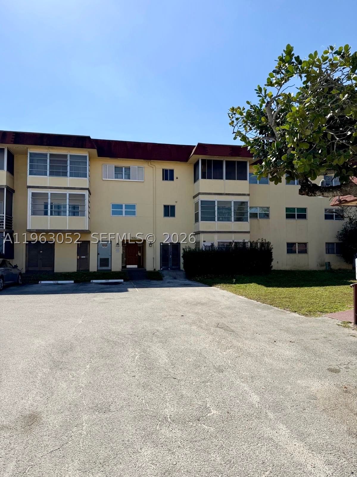 Real estate property located at 4043 16th St #204, Broward, Majestic Gardens Condomin, Lauderhill, FL