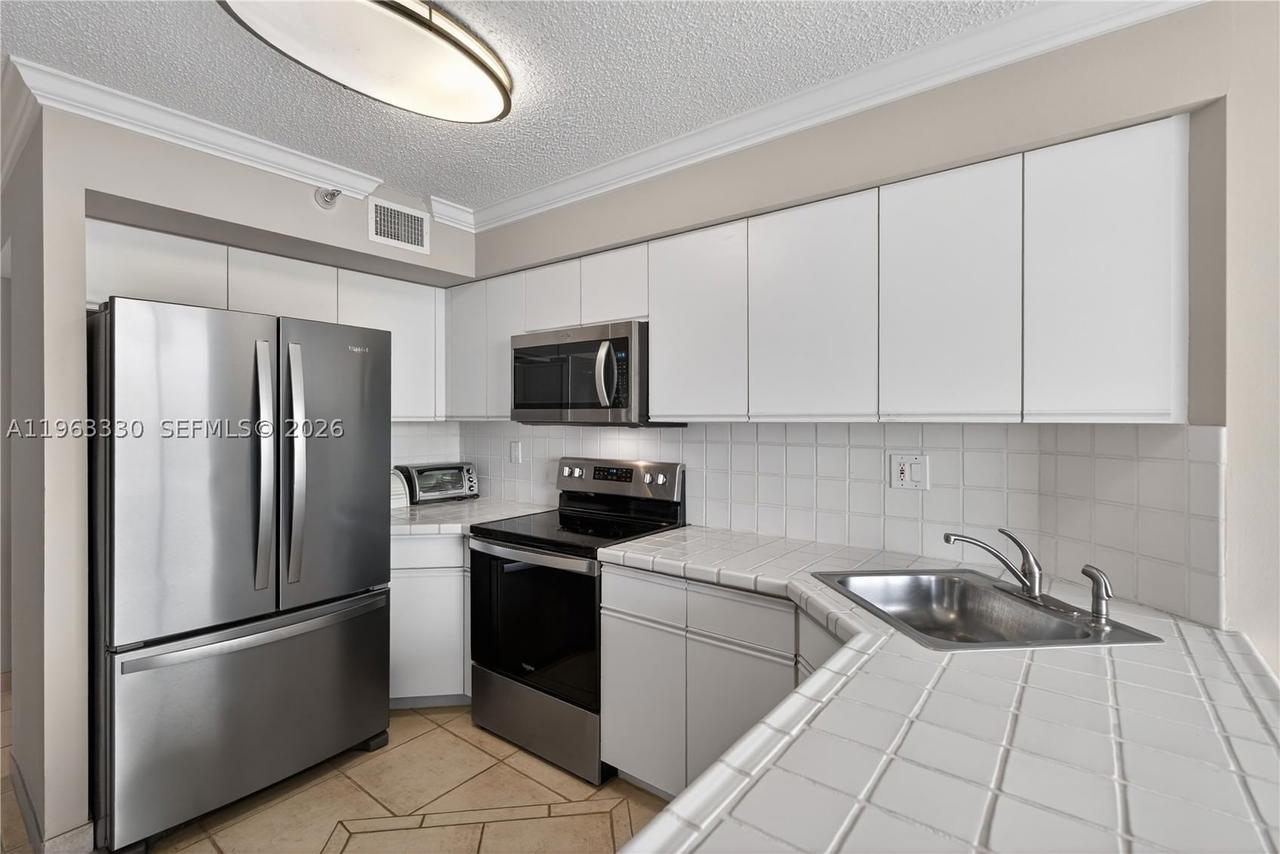 Real estate property located at 3530 Mystic Pointe Dr #2202, Miami-dade, Mystic Pointe Tower 500 C, Aventura, FL