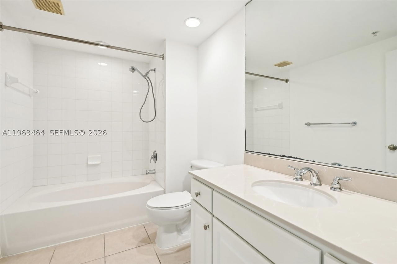 Real estate property located at 2000 Bayshore Dr #304, Miami-dade, Cite Condo, Miami, FL