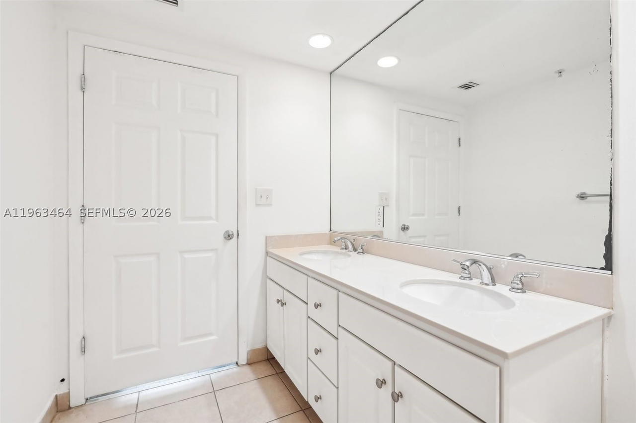 Real estate property located at 2000 Bayshore Dr #304, Miami-dade, Cite Condo, Miami, FL