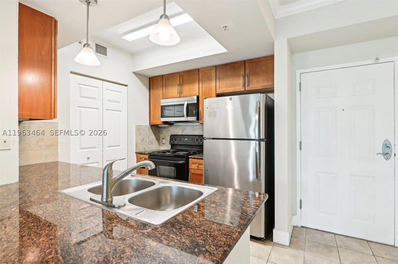 Real estate property located at 2000 Bayshore Dr #304, Miami-dade, Cite Condo, Miami, FL