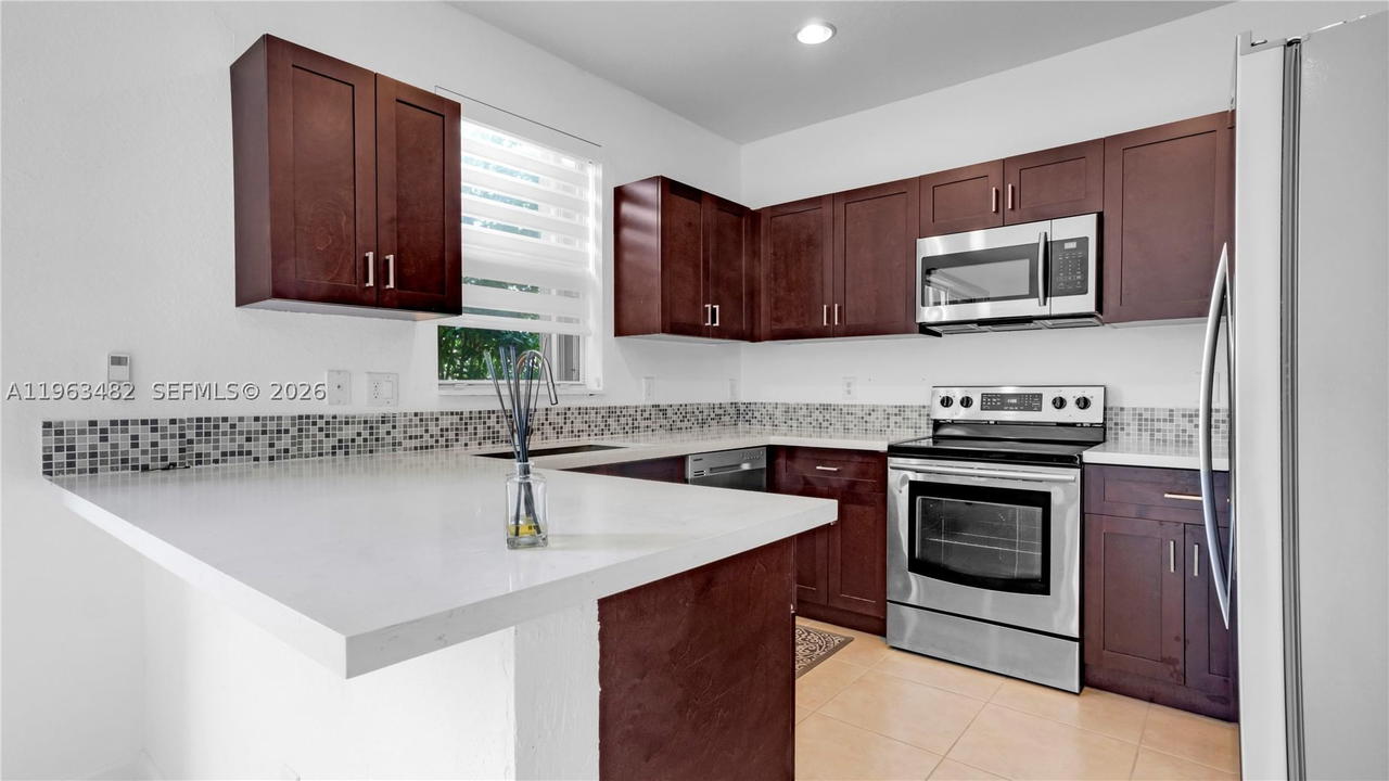 Real estate property located at 8678 113th Ct, Miami-dade, Island At Doral, Doral, FL