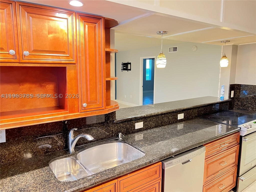 Real estate property located at 6800 Cypress Rd #101, Broward, Royal Palm At Plantation, Plantation, FL