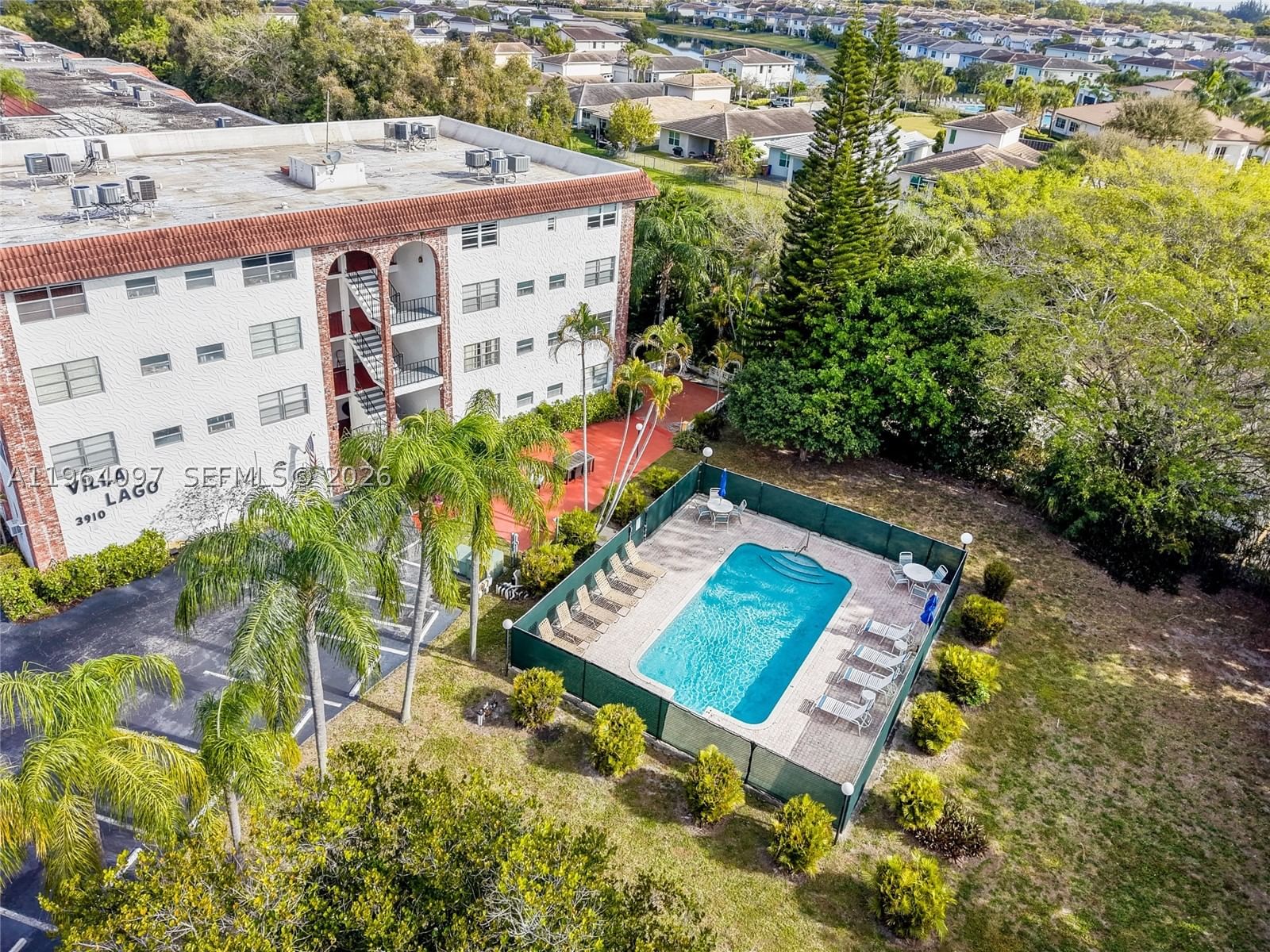 Real estate property located at 3910 Crystal Lake Dr #401, Broward, Villa Lago Condo Apts, Deerfield Beach, FL
