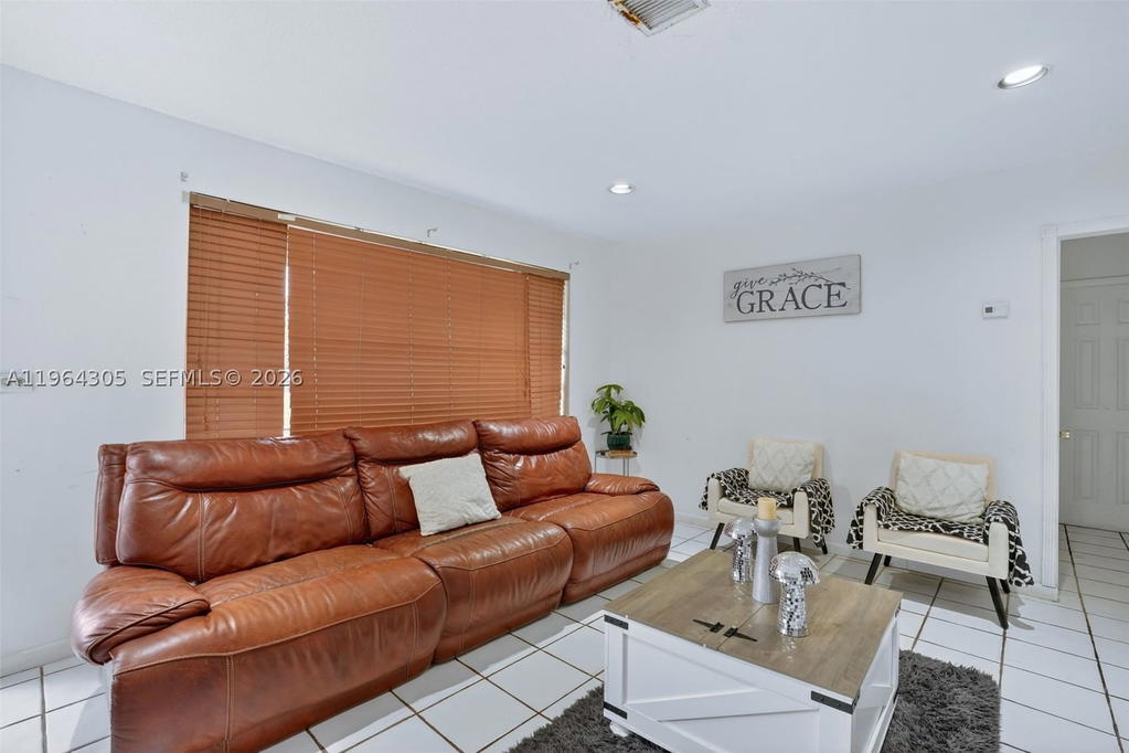 Real estate property located at 1110 204th Ter, Miami-dade, Lucky Star Estates, Miami, FL