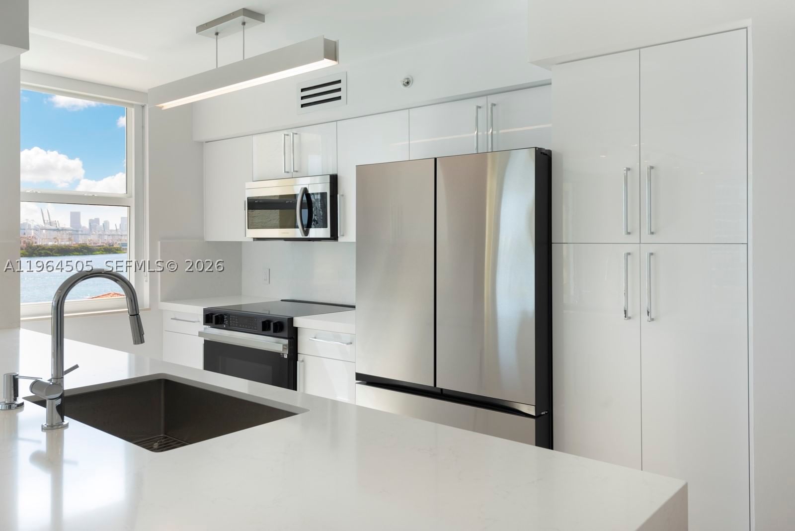 Real estate property located at 90 Alton Rd #902, Miami-dade, Yacht Club At Portofino C, Miami Beach, FL