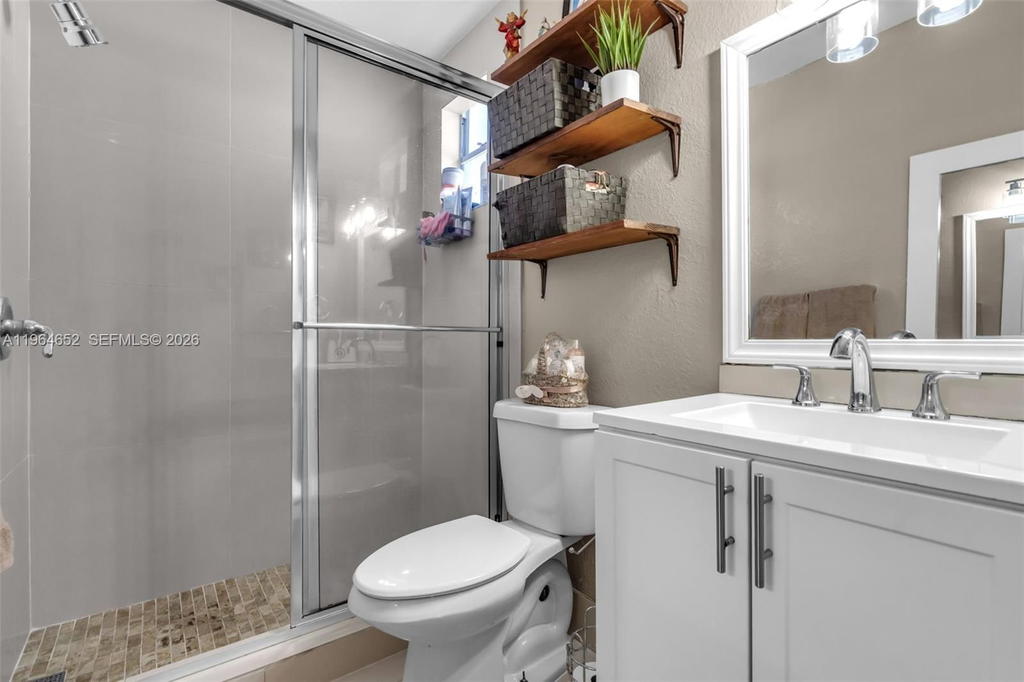 Real estate property located at 8253 192nd Ter, Miami-dade, Westbrooke At Avalon Sec, Hialeah, FL