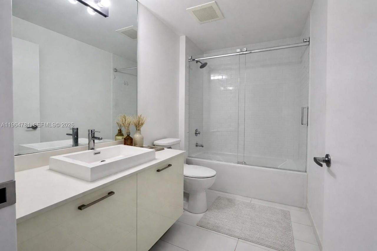 Real estate property located at 151 1st St #1501, Miami-dade, Centro Condo, Miami, FL