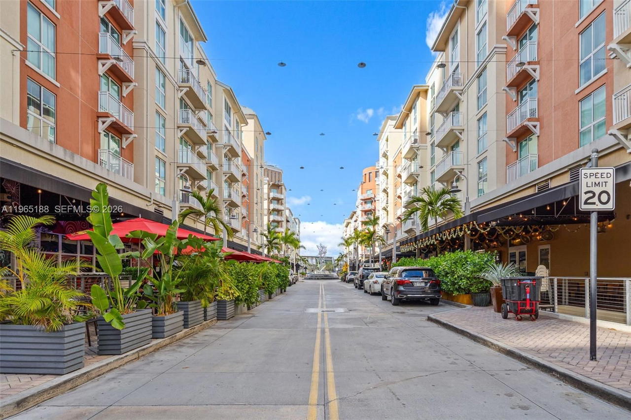 Real estate property located at 7290 90th St #209, Miami-dade, Downtown Dadeland Condo N, Miami, FL