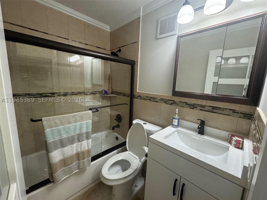 Real estate property located at 5500 77th Ct #305, Miami-dade, Miller Lake Condo, Miami, FL