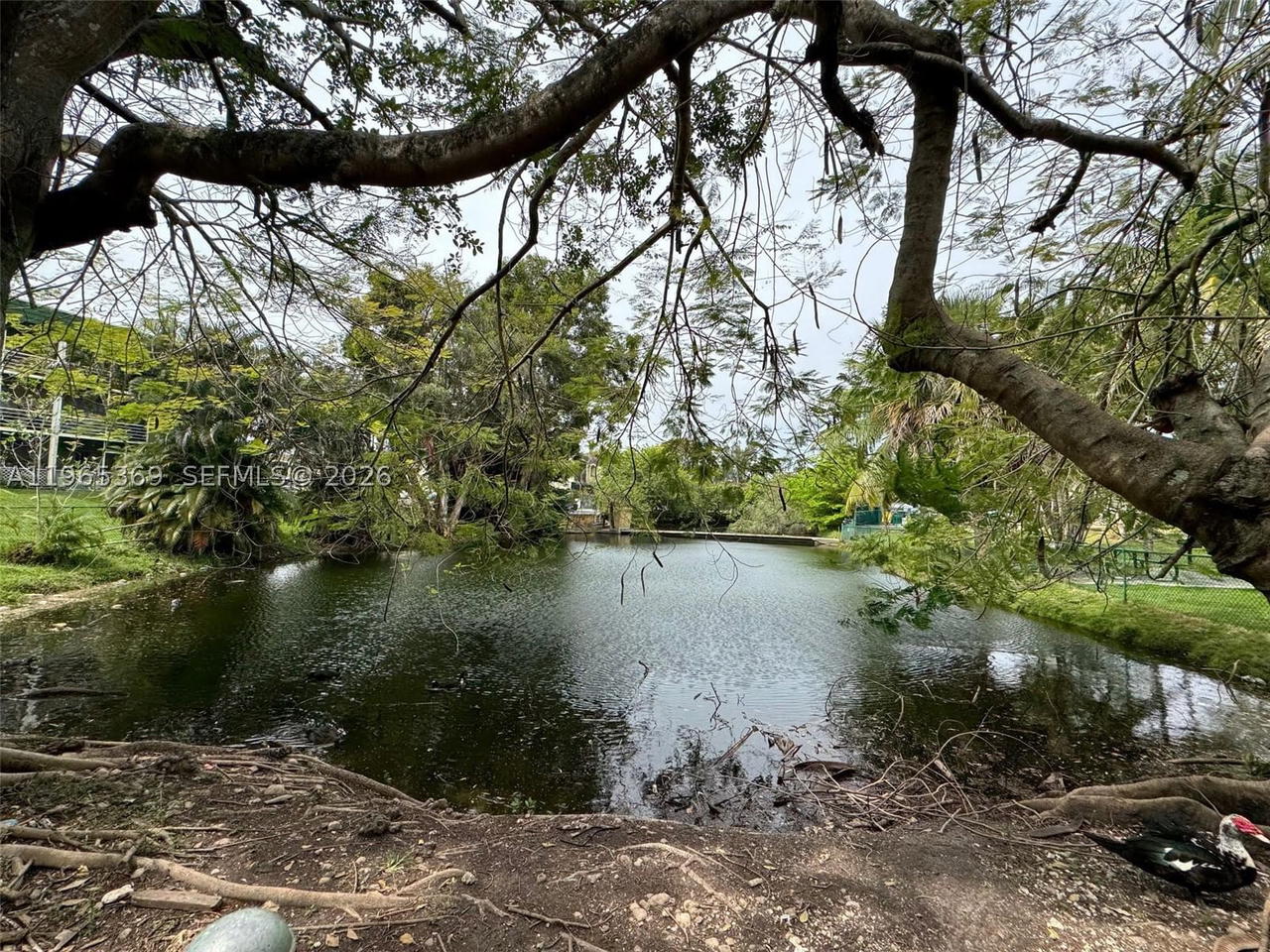 Real estate property located at 5500 77th Ct #305, Miami-dade, Miller Lake Condo, Miami, FL