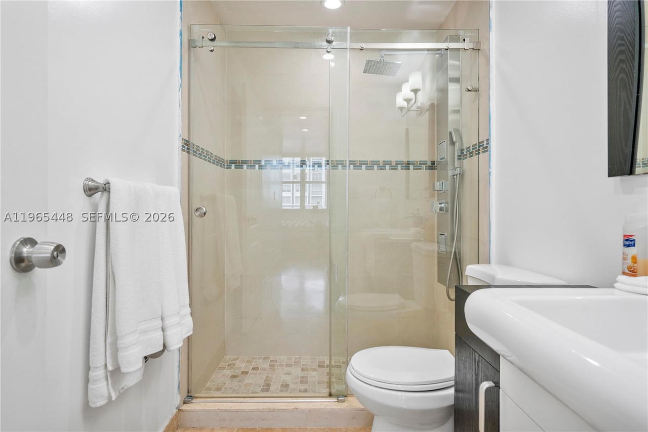 Real estate property located at 5601 Collins Ave #423, Miami-dade, The Pavilion Condo, Miami Beach, FL