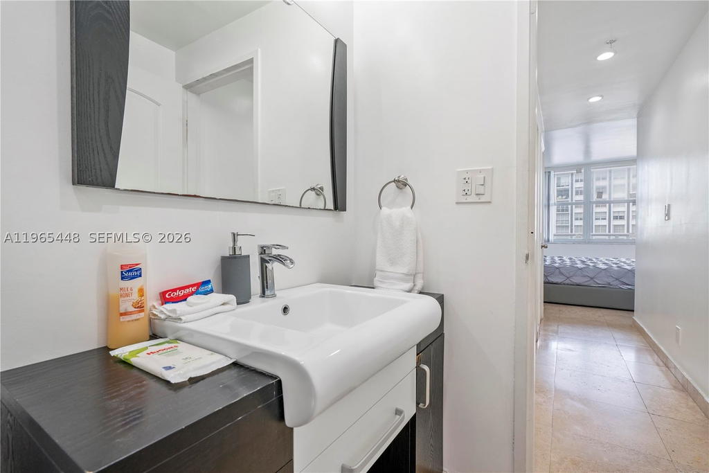 Real estate property located at 5601 Collins Ave #423, Miami-dade, The Pavilion Condo, Miami Beach, FL