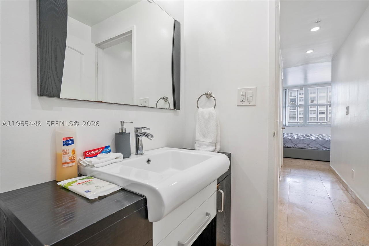 Real estate property located at 5601 Collins Ave #423, Miami-dade, The Pavilion Condo, Miami Beach, FL