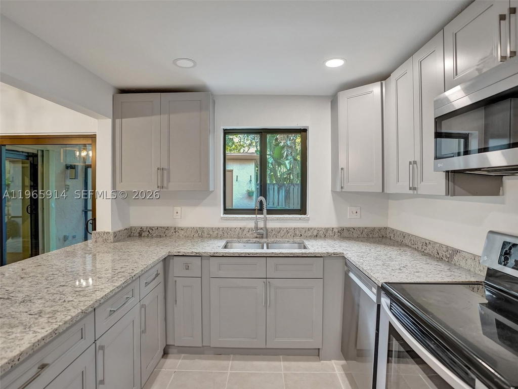 Real estate property located at 6 Chestnut Cir, Broward, Stonebridge Phase 1, Cooper City, FL
