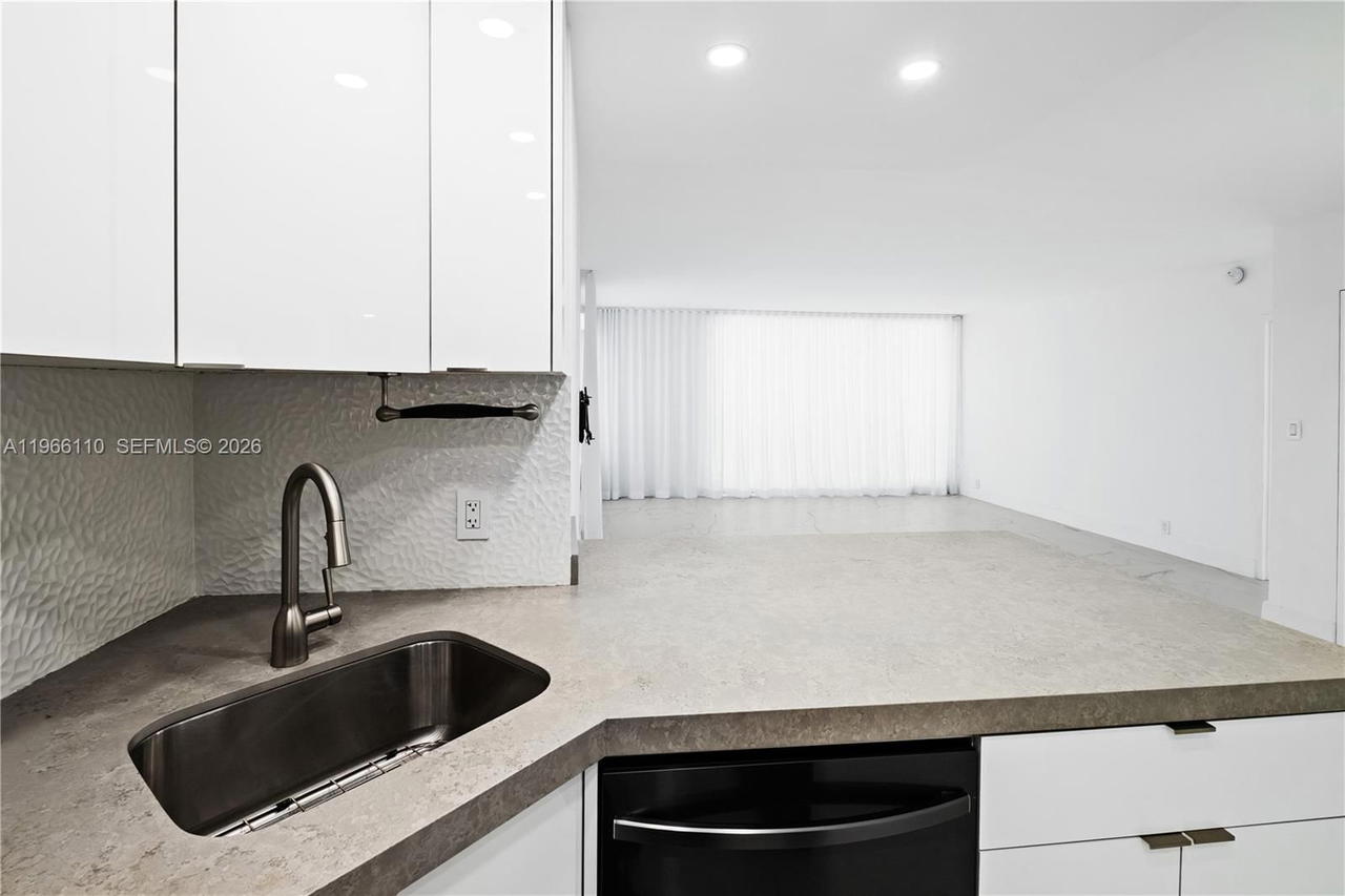 Real estate property located at 1000 West Ave #1024, Miami-dade, Mirador 1000 Condo, Miami Beach, FL