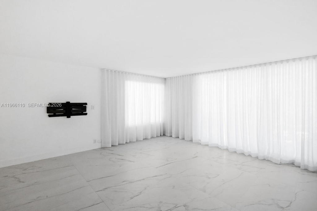 Real estate property located at 1000 West Ave #1024, Miami-dade, Mirador 1000 Condo, Miami Beach, FL