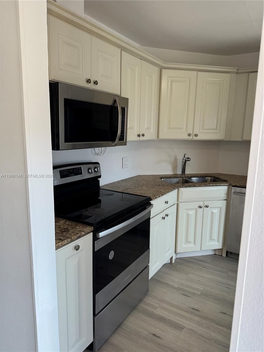 Real estate property located at 6301 Fall Circle Dr #213, Broward, Falls Of Inverrrary, Lauderhill, FL